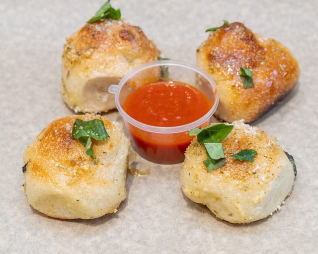 4 Garlic Knots.