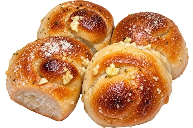 4 Garlic Knots.